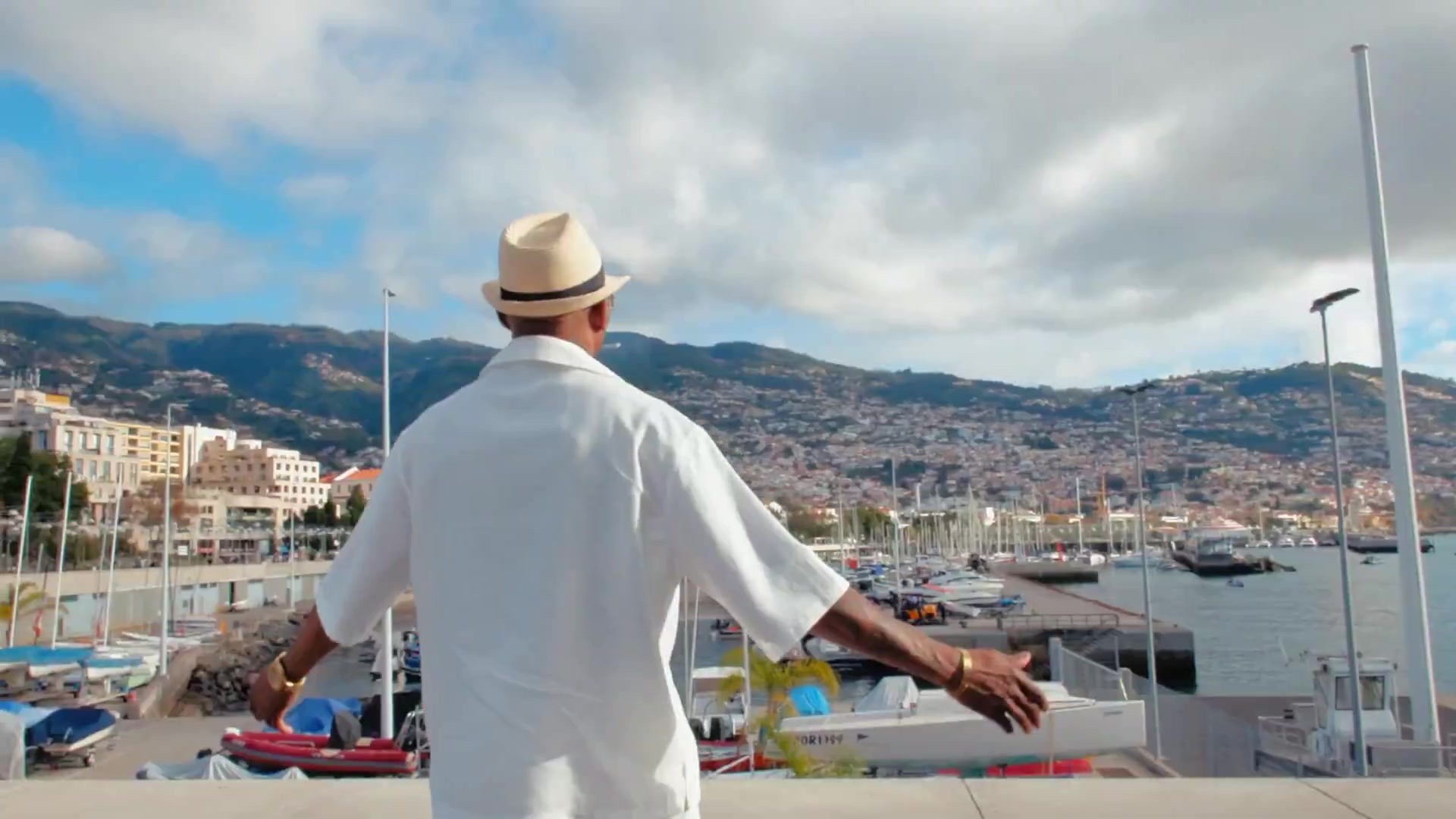 167棋牌-挺带感！莱奥父亲为C罗创作歌曲庆生，歌名《CR7，独一无二》